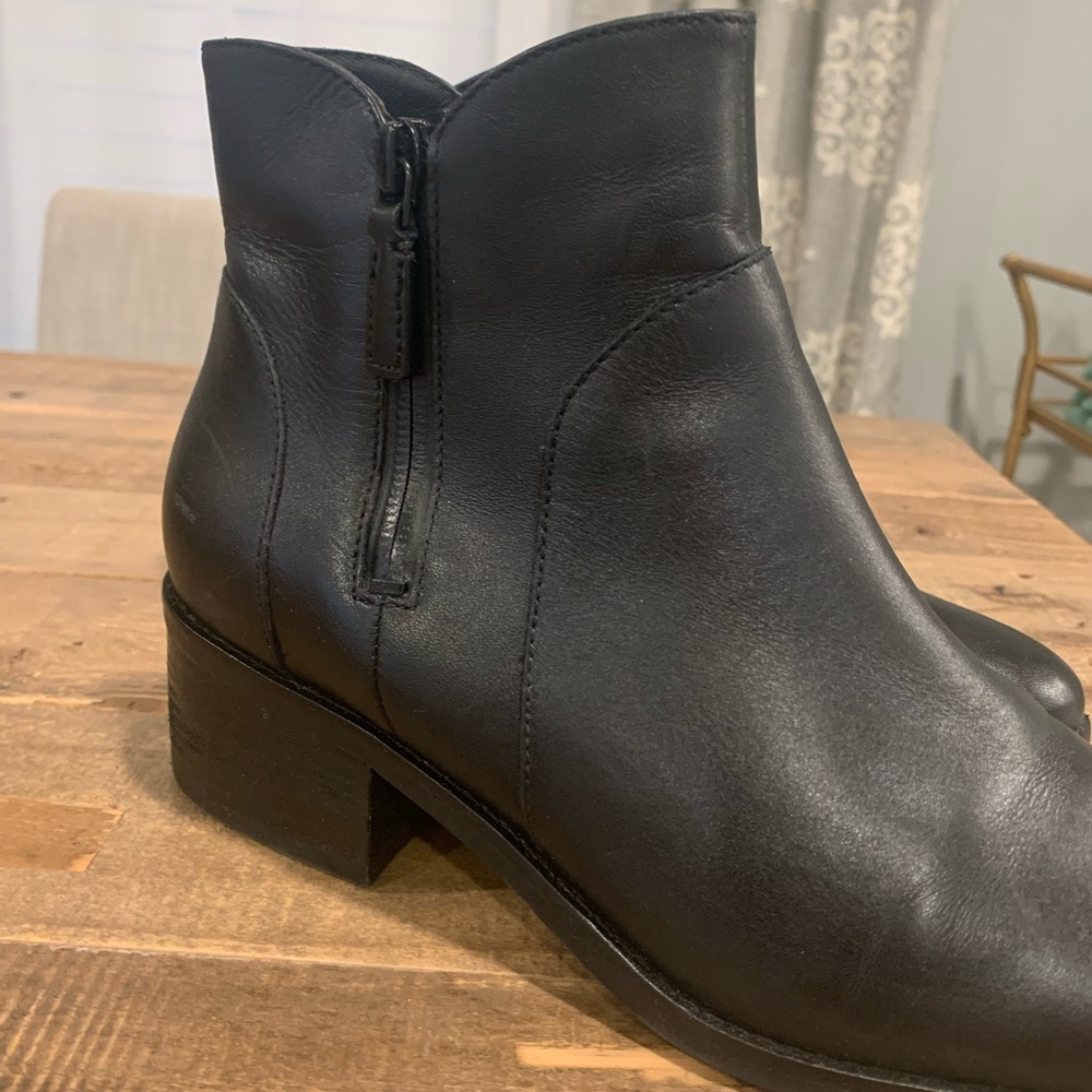 Cole Haan Waterproof Lyla booty like new